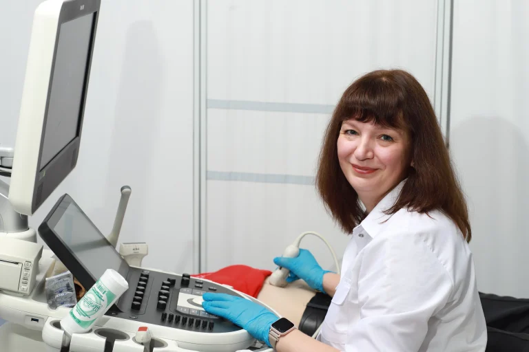 Специалист у аппарата ультразвуковой диагностики
